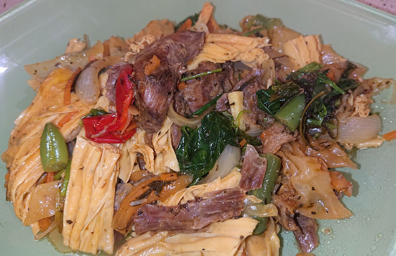 Нежное филе утки с овощами и соевой спаржей