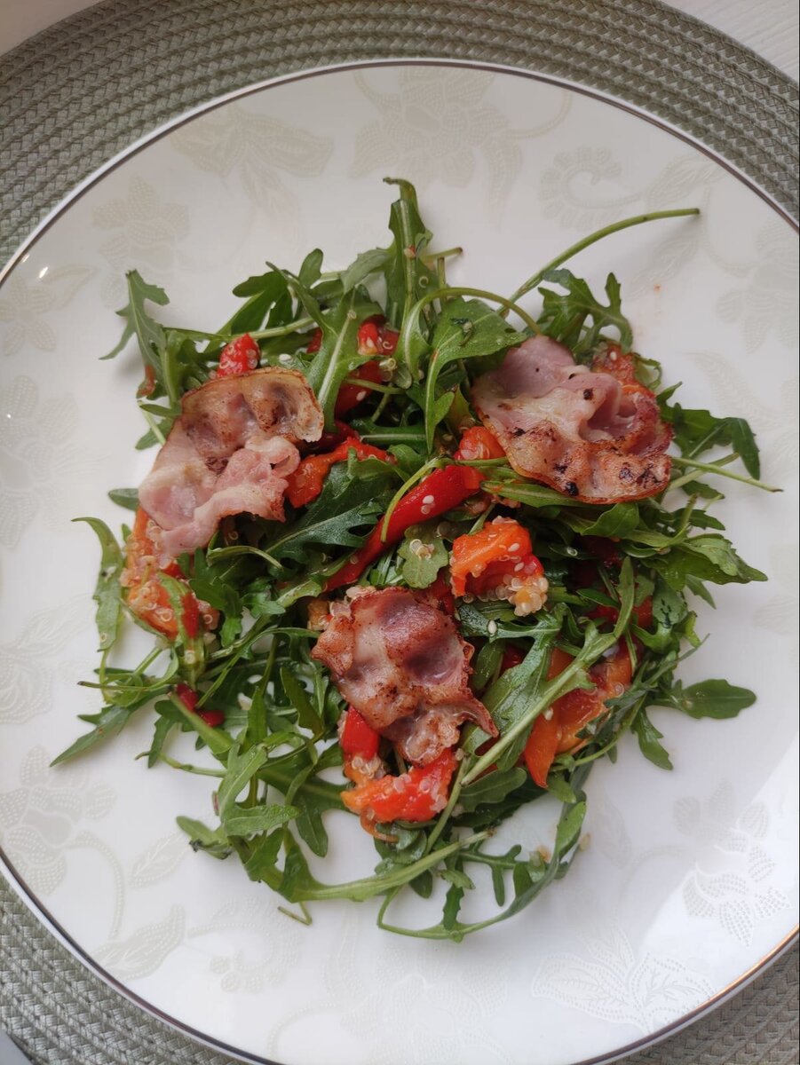 Салат с руколой и беконом: освежающий вкус для вашего стола