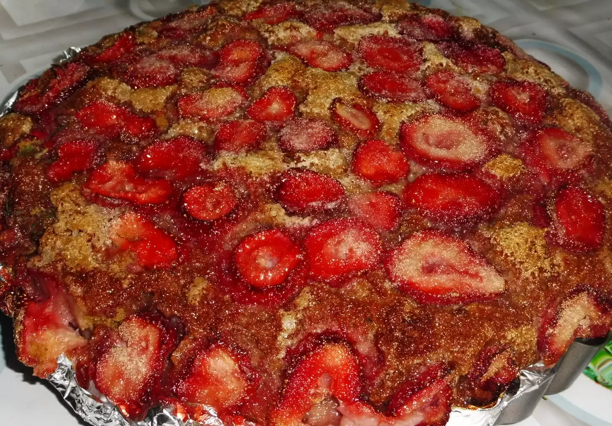 Нежный пирог с клубникой: просто, быстро и вкусно