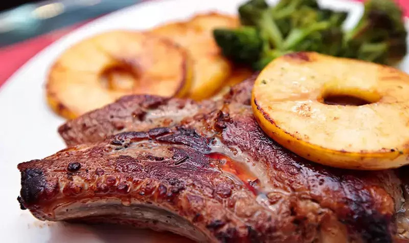 Свинина с яблоками: легко и вкусно для вашего стола