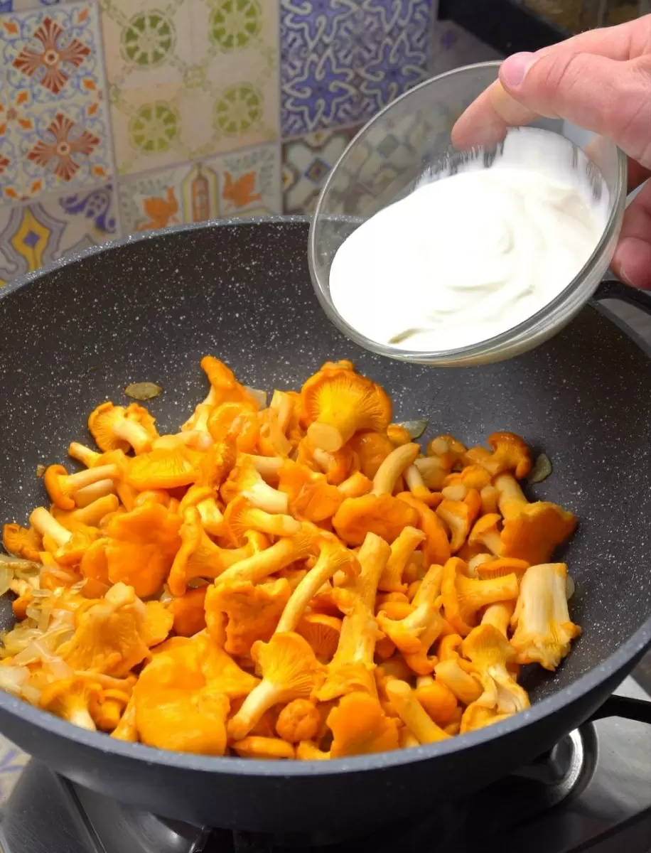 Летнее блюдо из лисичек и хрустящего картофеля