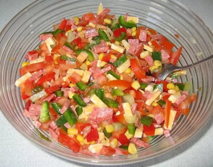 Салат с колбасой и сыром: идеальное угощение для любого случая