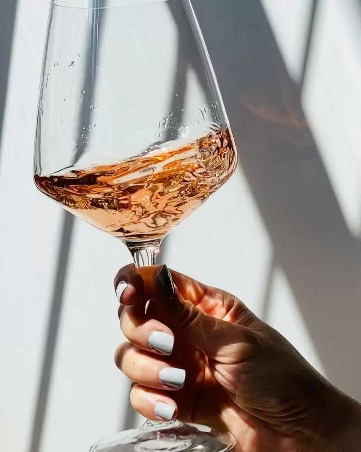 Розовое вино: как его создают и какие методы используются