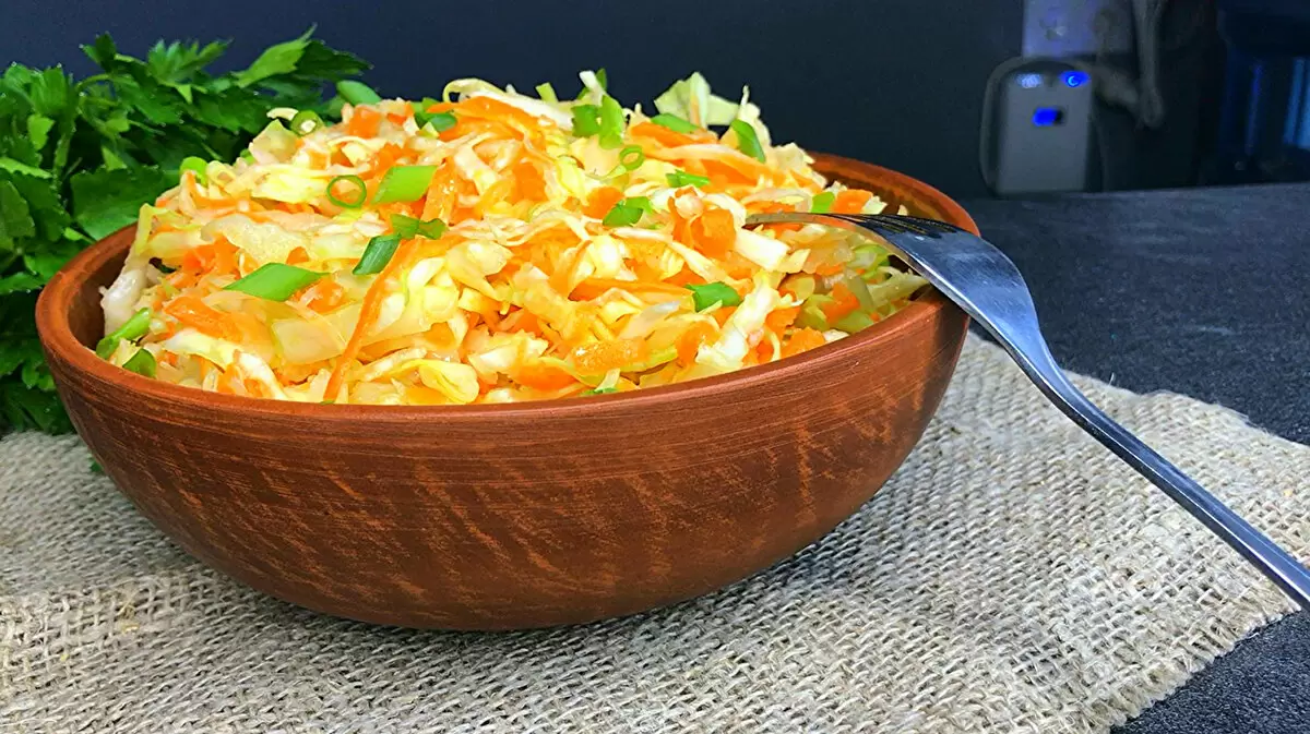 Как приготовить освежающий салат из капусты по рецепту из столовой