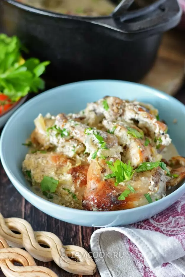 Нежное мясо, которое завоюет ваше сердце: кролик в сметанном соусе