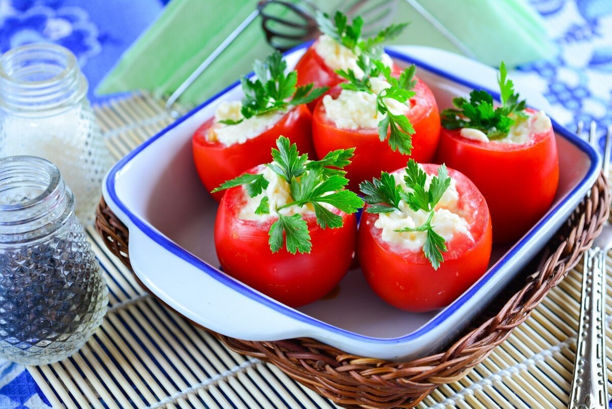Фаршированные помидоры: легкий и вкусный способ накрыть стол