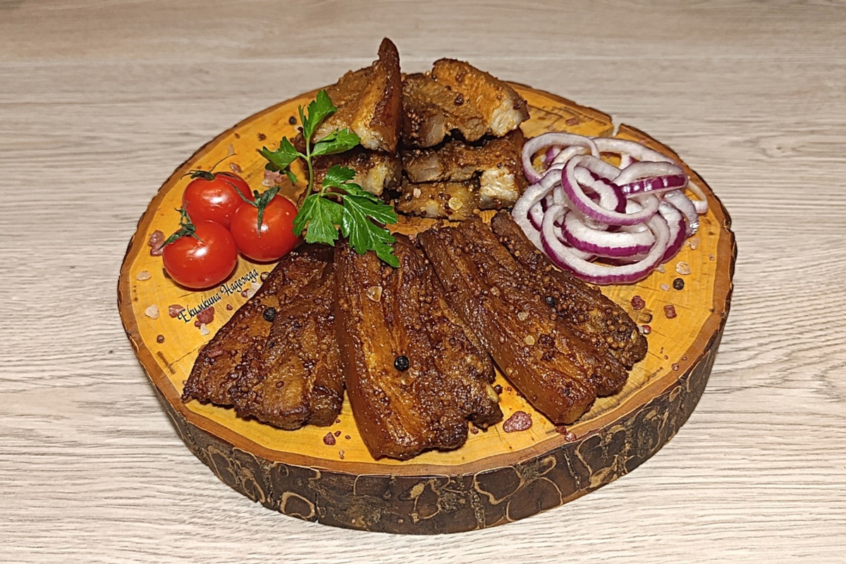 Секреты сочной свиной грудинки, запеченной в духовке