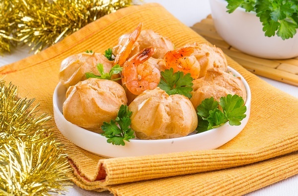 Нежные закуски для любого праздника: 10 вкусных рецептов