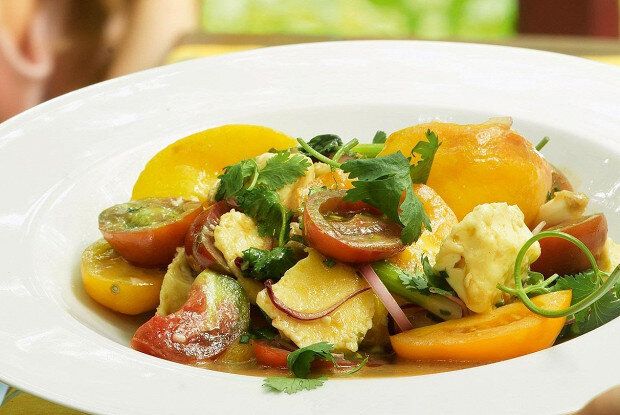 Яркий летний салат: помидоры с персиками и жареным сыром