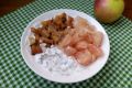 Греческий йогурт с гранолой и печеным яблоком