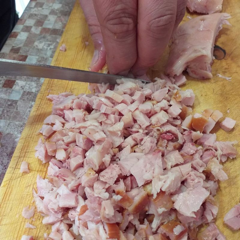 Салат «Копчёная блондинка»: деликатес из копчёной курицы и сыра