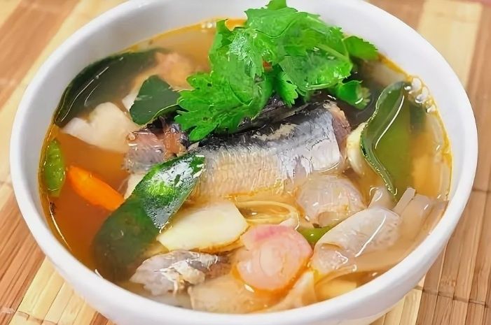 Сытная зима: как приготовить щи из капусты с рыбными консервами